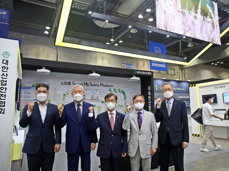이정식 고용노동부 장관은 4일 경기도 고양시 킨텍스 제2전시장에서 열린 '2022 국제안전보건전시회'에 참석해 국내 대표적 민간재해예방기관 대표들과 함께 산업재해 예방을 위한 의지를 다지는 시간을 가졌다. 이정식 고용노동부 장관(사진 가운데)을 비롯해 안종주 안전보건공단 이사장(사진 맨 오른쪽), 박종선 대한산업안전협회장(오른쪽에서 두번째), 백헌기 대한산업보건협회장(사진 왼쪽에서 두번째) 등이 대한산업안전협회 전시 부스를 방문해 기념촬영을 하고 있는 모습.