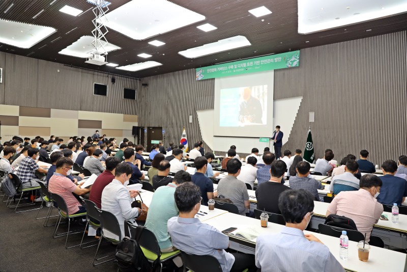 대한산업안전협회는 5일 경기도 일산 킨텍스에서 ‘안전문화 거버넌스 구축 및 디지털 트윈 기반 안전관리 방안’을 주제로 세미나를 진행했다. 나원석 대한산업안전협회 안전문화컨설팅국 국장이 ‘안전문화 거버넌스 구축’ 방안에 대해 발표하고 있다.