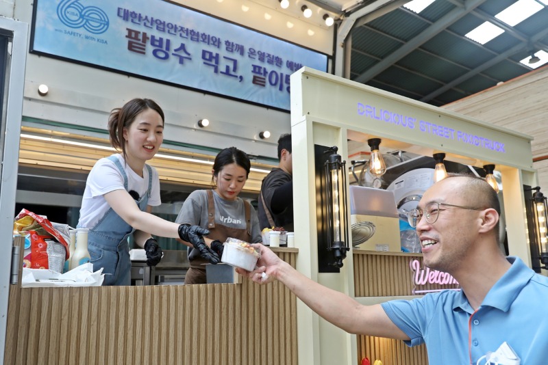 협회는 13일 인천시 미추홀구에 소재한 이건산업(주) 인천공장에서 ‘혹서기 산업재해 예방 캠페인’을 실시했다. 협회 관계자가 이건산업 근로자에게 팥빙수를 제공하고 있는 모습.