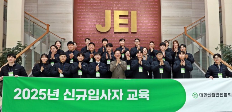 신입사원 입문교육 단체 사진.JPG