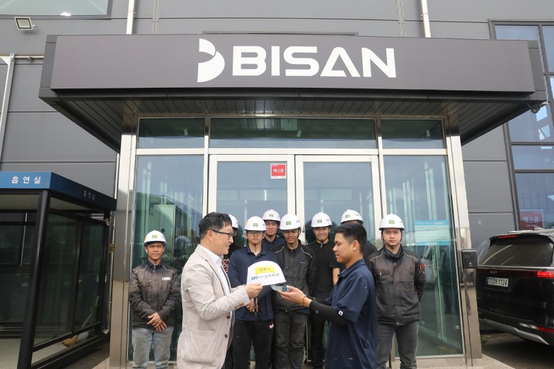 대한산업안전협회 경기지역본부가 4월 27일 ‘이름 불러주기 캠페인’의 일환으로 외국인 노동자 안토니에게 한글 이름이 프린팅된 안전모를 전달하고 있다.