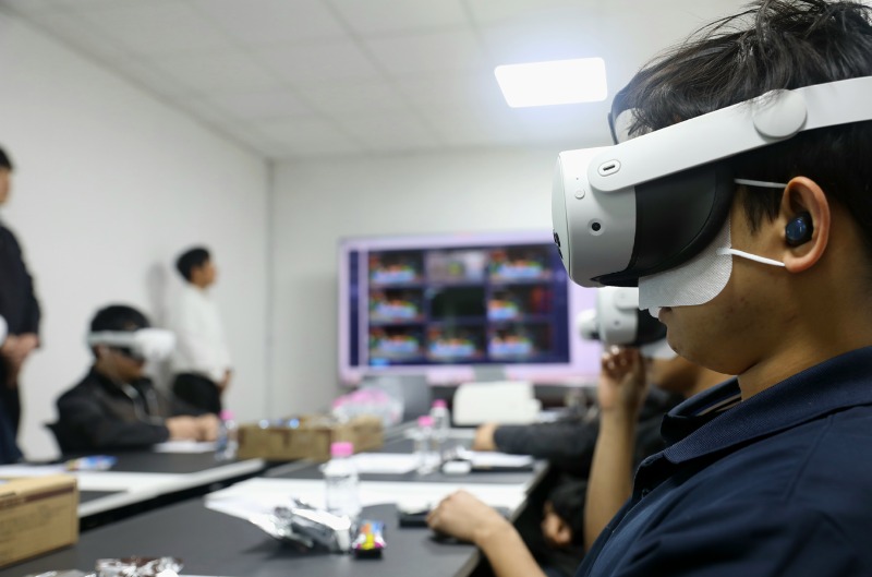 대한산업안전협회 경기지역본부와 경기도가 4월 27일 외국인 노동자를 대상으로 AI 휴먼을 활용한 모국어 안전보건교육을 실시하고 있다.